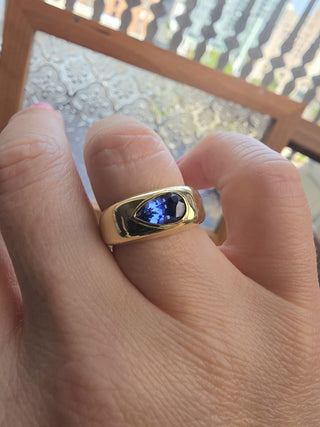 1.50 Carat Blue Sapphire Pear Shape Signet Ring 18K Yellow Gold