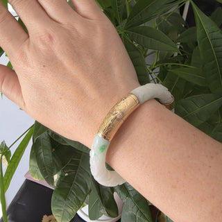 Vintage 11K Yellow Gold Carved Jade Hinged Bangle Bracelet