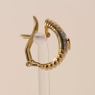 Vintage 18K Gold 0.75 Carat Emerald and Diamond Ribbed Huggie Hoop Earring