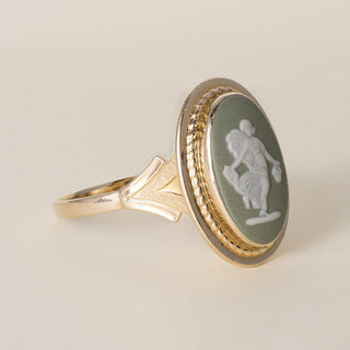 Mid Century Wedgwood 14K Gold Green Jasperware Cameo Oval Bezel Set Ring