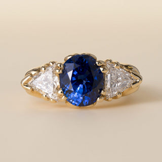 Vintage 18K Gold 3.67 Carat Blue Sapphire 1.33 Carat Trillion cut Diamond Ring
