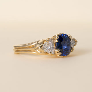 Vintage 18K Gold 3.67 Carat Blue Sapphire 1.33 Carat Trillion cut Diamond Ring