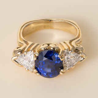Vintage 18K Gold 3.67 Carat Blue Sapphire 1.33 Carat Trillion cut Diamond Ring