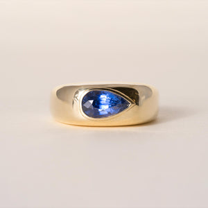 1.50 Carat Blue Sapphire Pear Shape Signet Ring 18K Yellow Gold