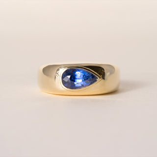 1.50 Carat Blue Sapphire Pear Shape Signet Ring 18K Yellow Gold