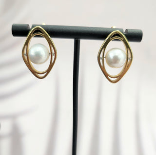 18K Gold Pearl & Diamond Stud Earrings by Scott Keating – Contemporary Fine Jewe