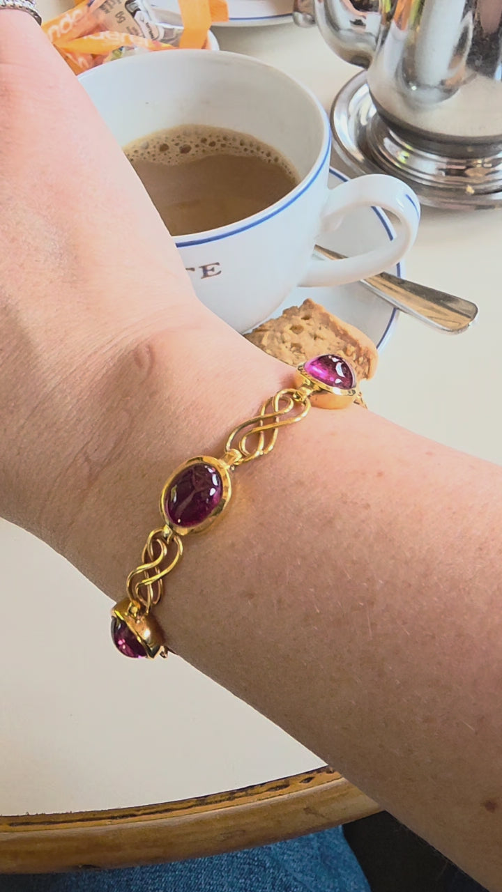 Vintage Italian 18K Gold 15 Carats Pink Tourmaline Cabochon Bezel Bracelet